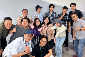 Two colleagues discussing ideas in front of a whiteboard